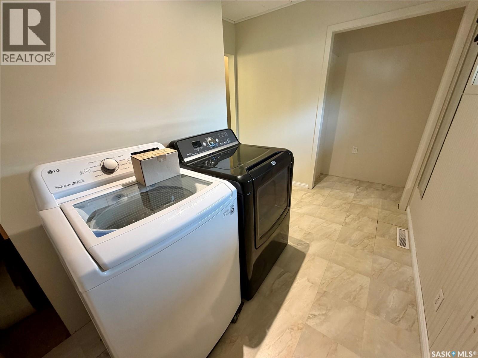 509 Mark Avenue, Moosomin, SK - Indoor Photo Showing Laundry Room