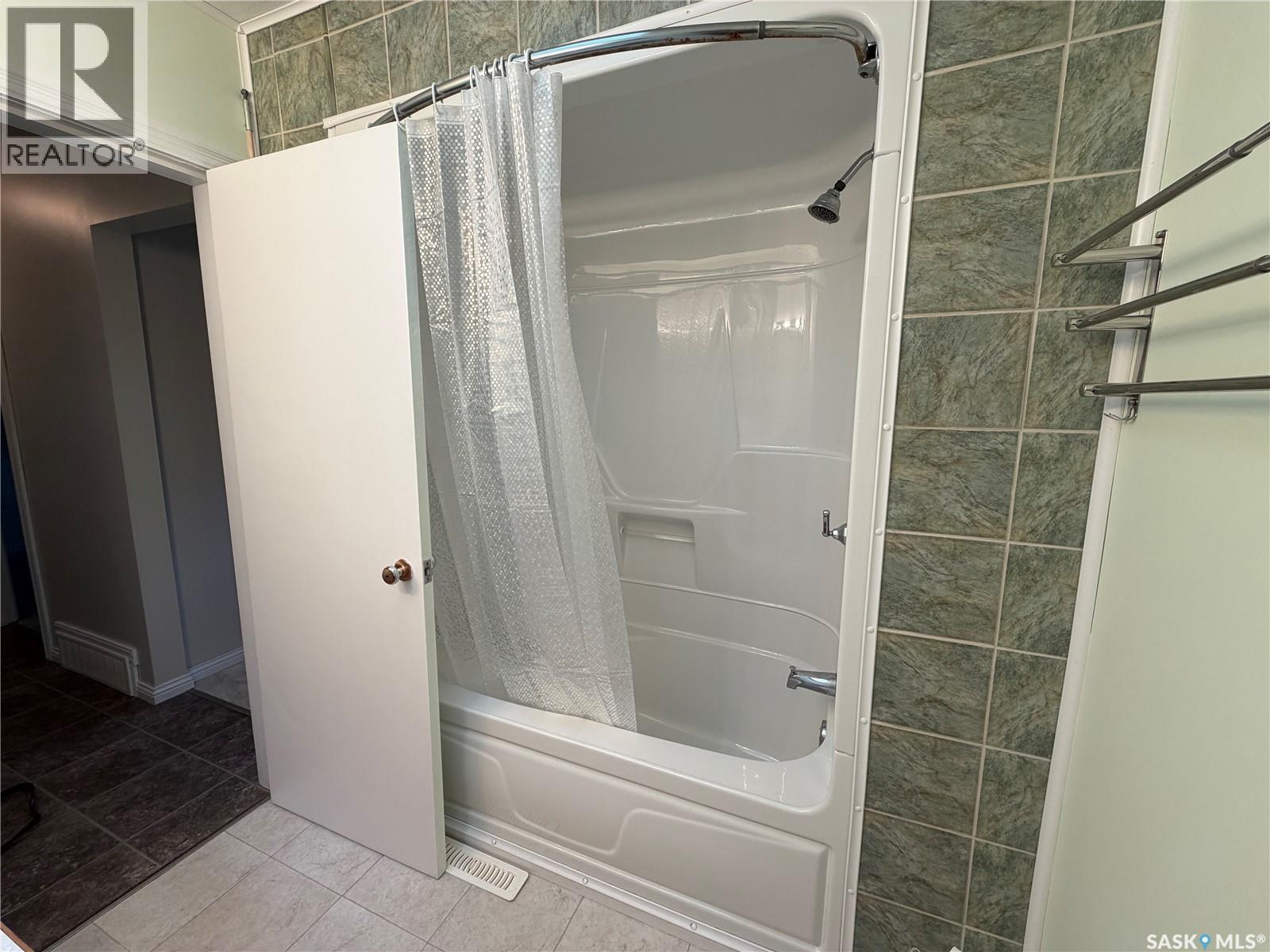 509 Mark Avenue, Moosomin, SK - Indoor Photo Showing Bathroom