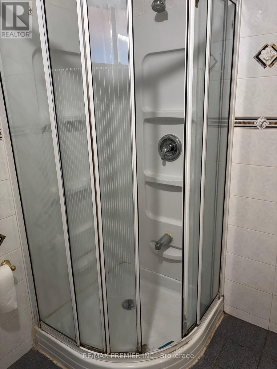 Lower - 37 Irwin Road, Toronto, ON - Indoor Photo Showing Bathroom