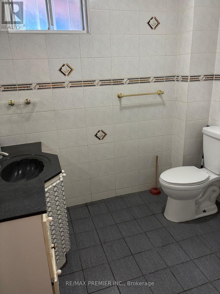 Lower - 37 Irwin Road, Toronto, ON - Indoor Photo Showing Bathroom