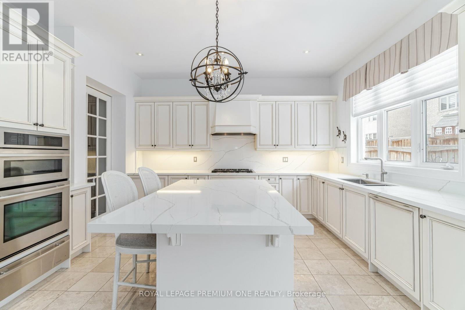 107 Headwind Boulevard, Vaughan, ON - Indoor Photo Showing Kitchen With Double Sink