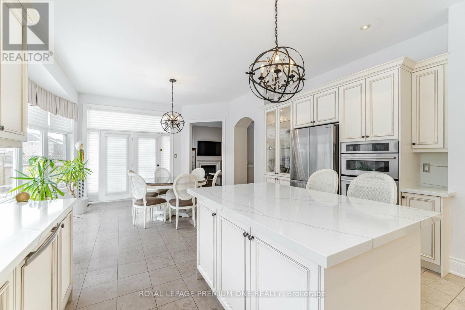 107 Headwind Boulevard, Vaughan, ON - Indoor Photo Showing Kitchen With Upgraded Kitchen