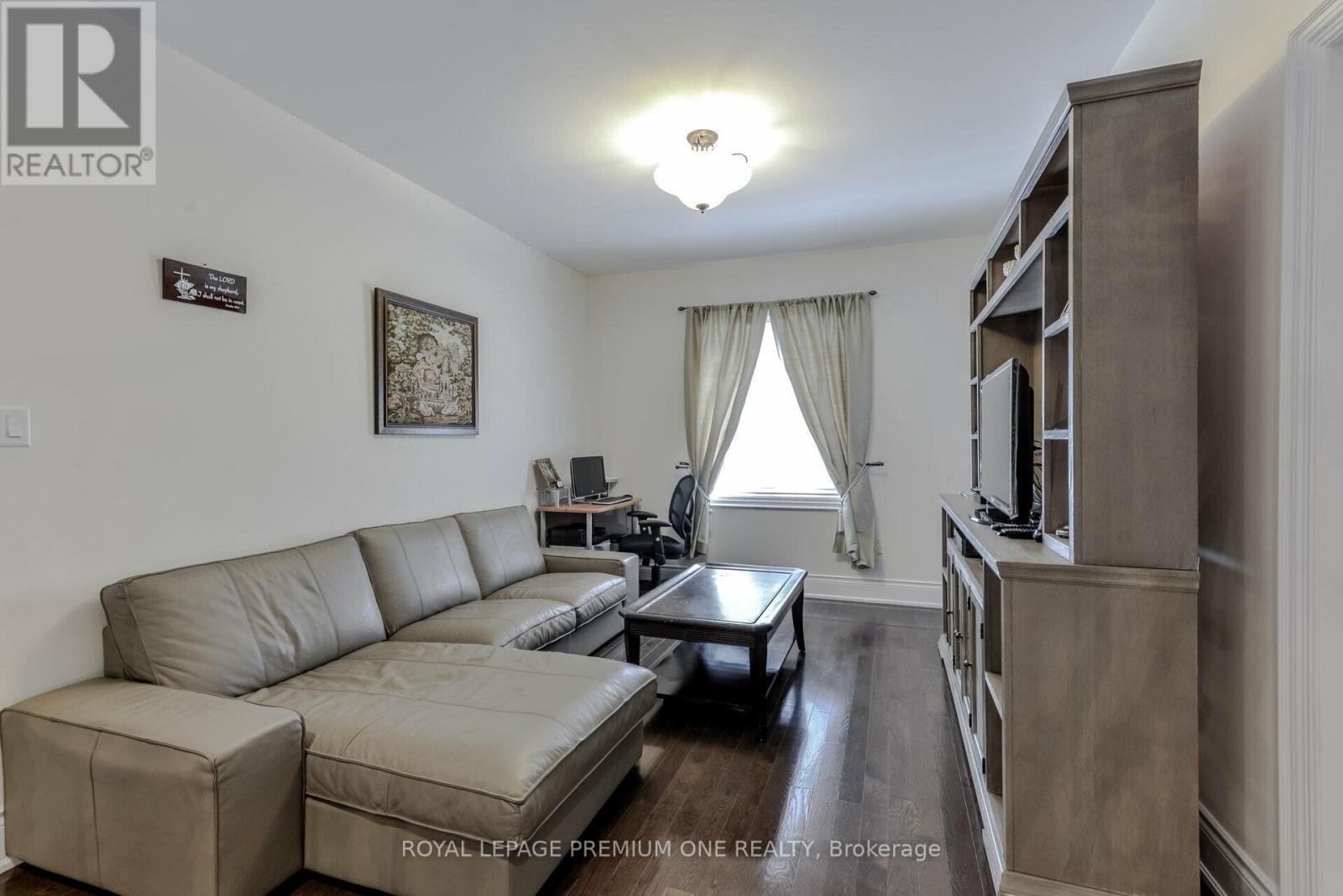 107 Headwind Boulevard, Vaughan, ON - Indoor Photo Showing Living Room