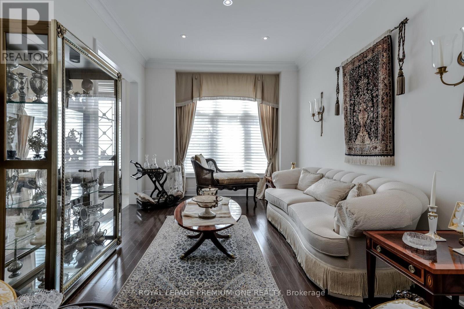 107 Headwind Boulevard, Vaughan, ON - Indoor Photo Showing Living Room