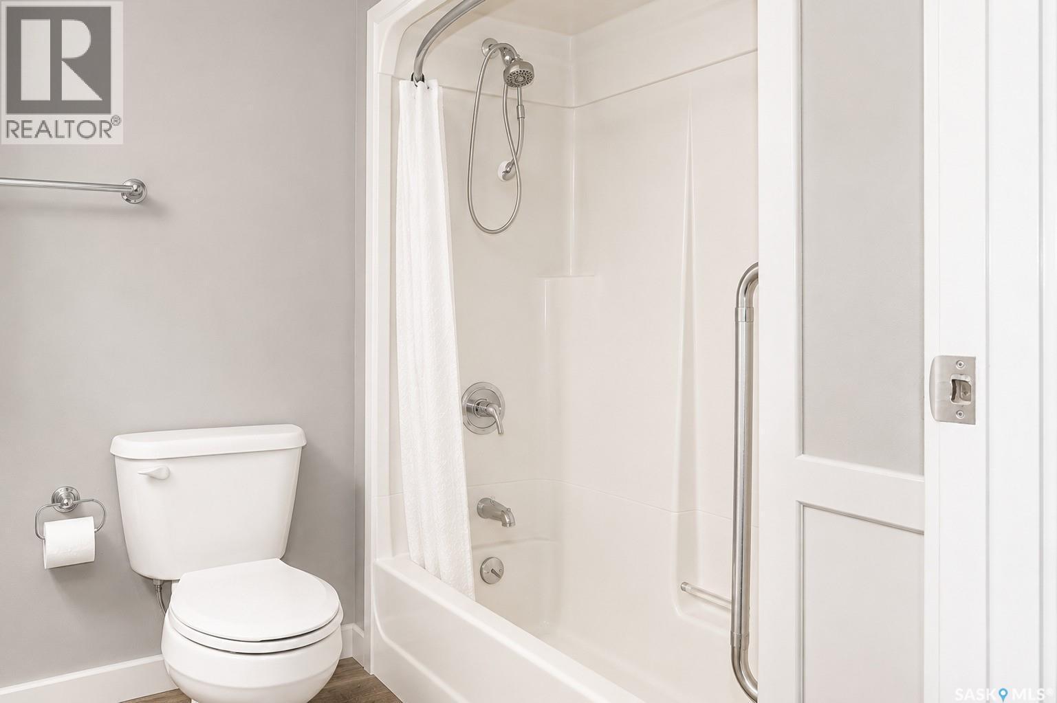 326 3Rd Avenue, Young, SK - Indoor Photo Showing Bathroom