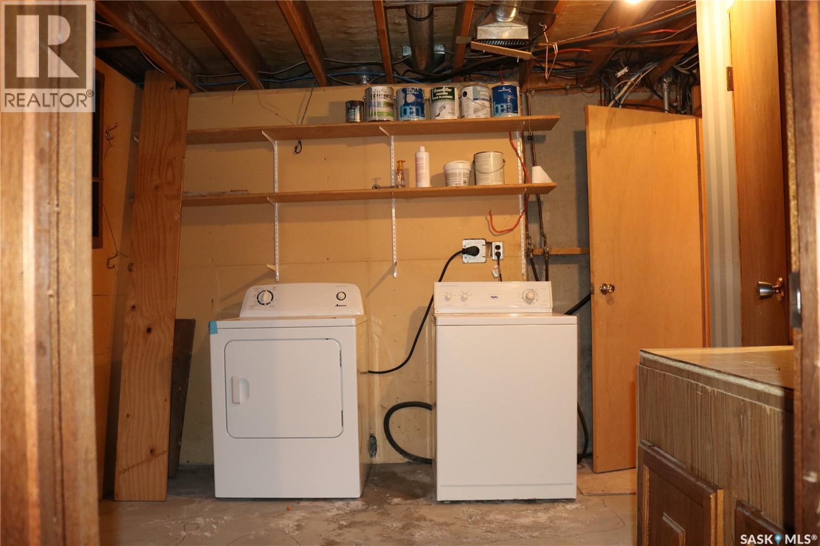 326 3Rd Avenue, Young, SK - Indoor Photo Showing Laundry Room