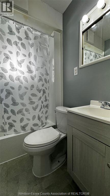 377 Chappell, Windsor, ON - Indoor Photo Showing Bathroom