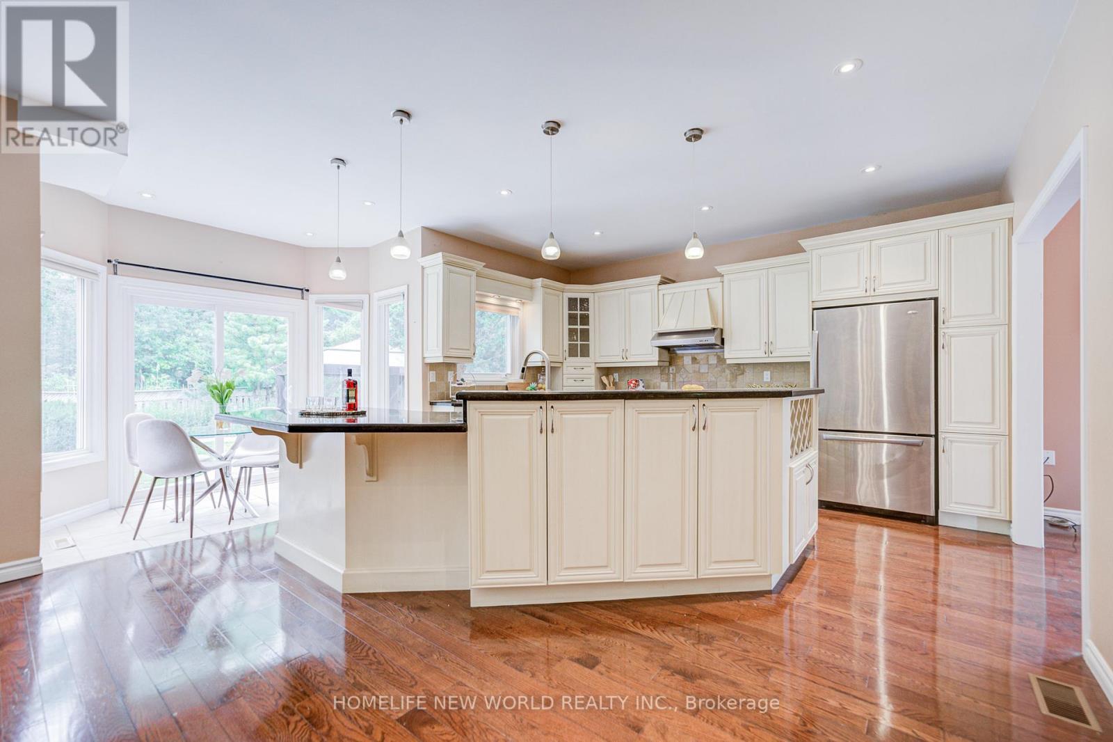 4468 Beacon Lane, Mississauga, ON - Indoor Photo Showing Kitchen With Upgraded Kitchen