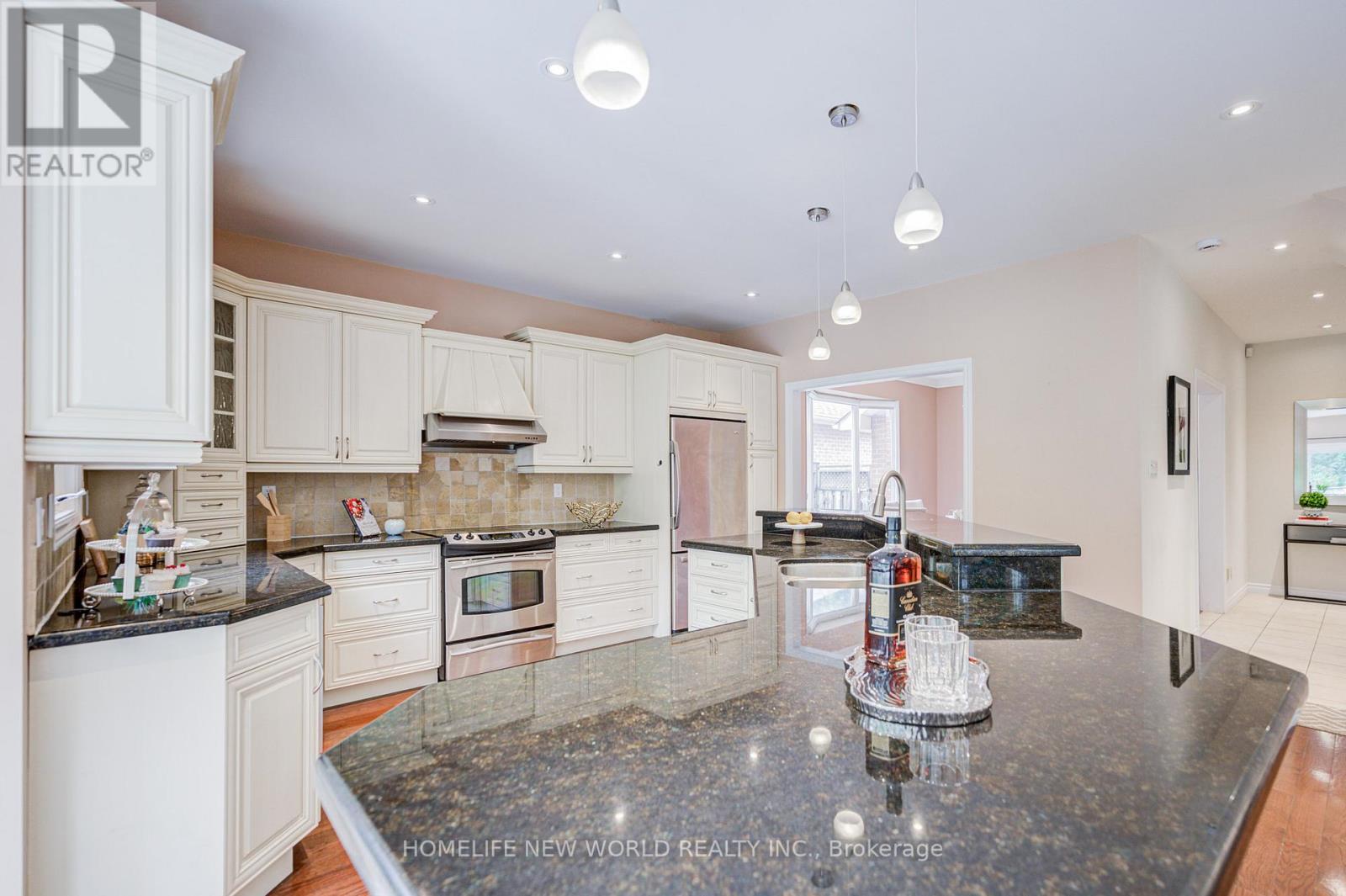 4468 Beacon Lane, Mississauga, ON - Indoor Photo Showing Kitchen With Upgraded Kitchen
