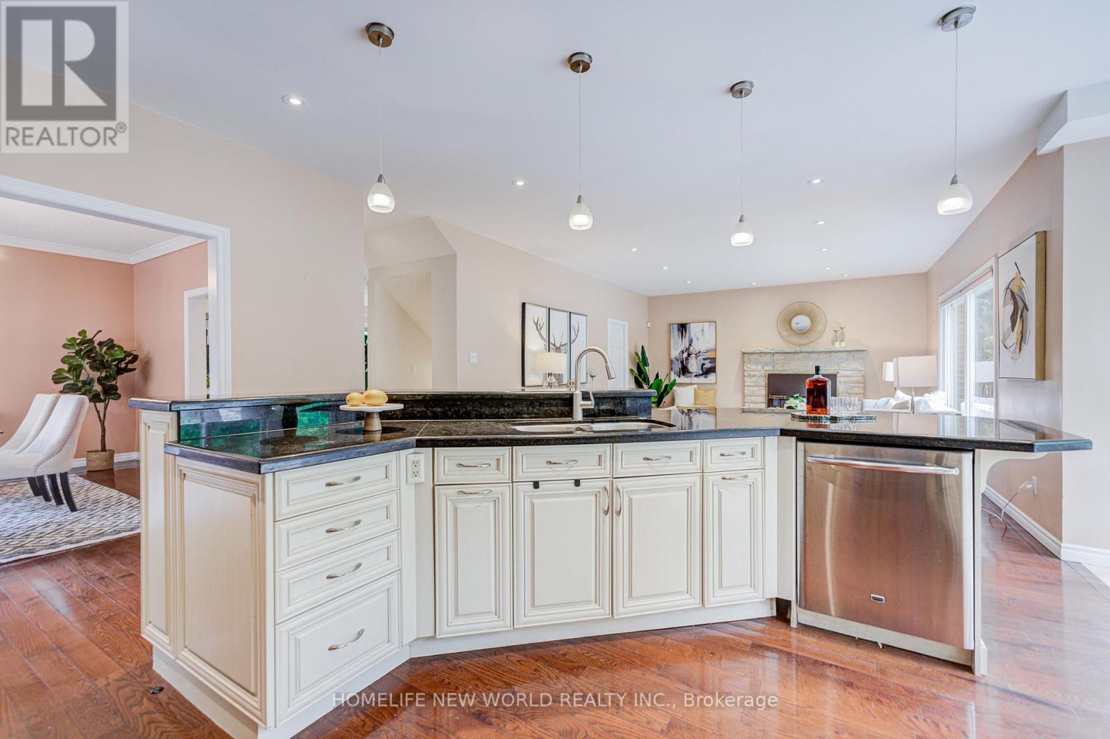 4468 Beacon Lane, Mississauga, ON - Indoor Photo Showing Kitchen With Upgraded Kitchen