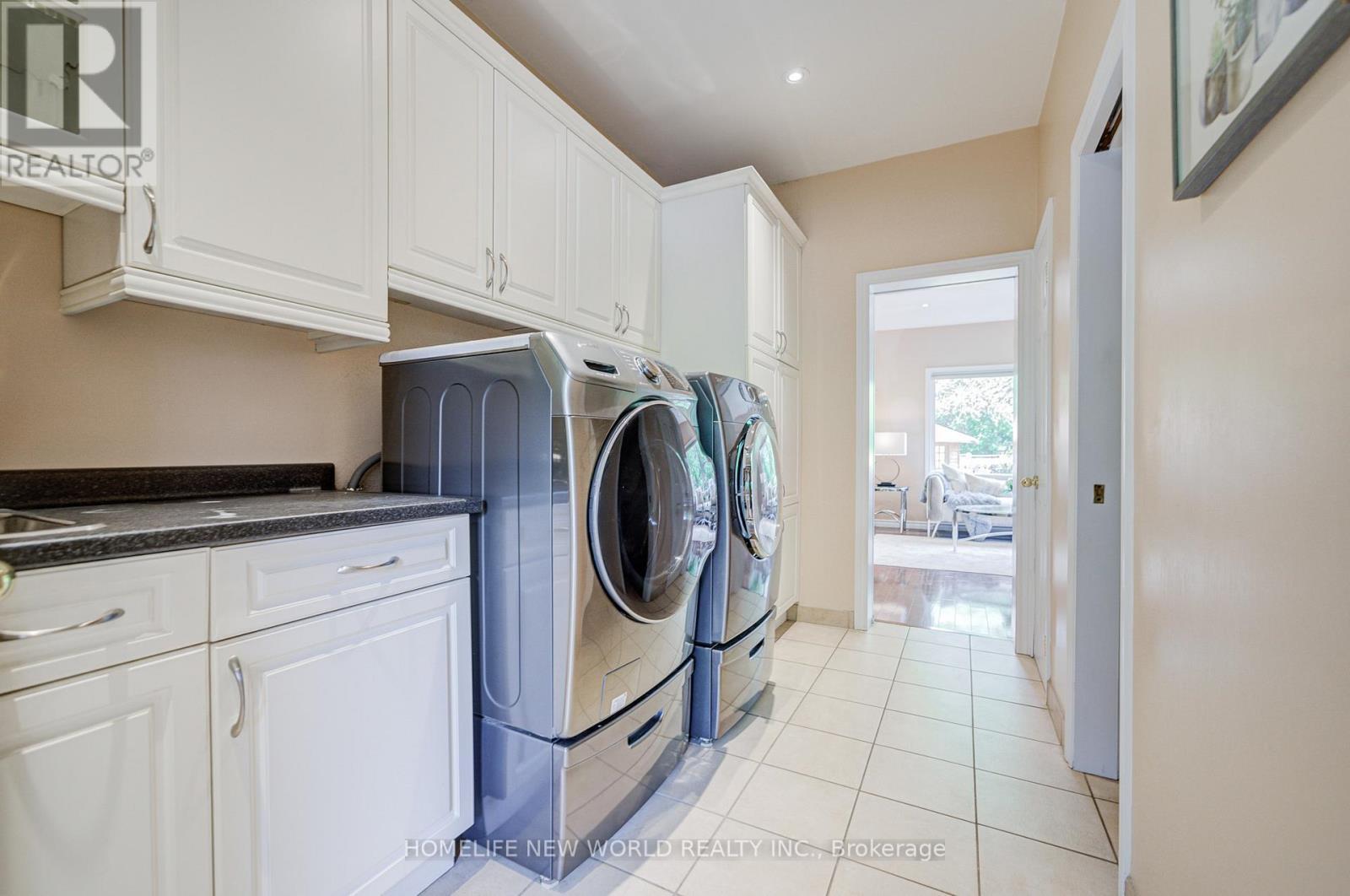 4468 Beacon Lane, Mississauga, ON - Indoor Photo Showing Laundry Room