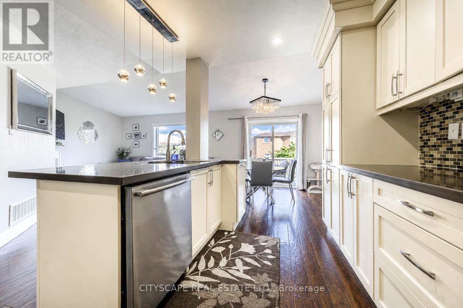 764 Avocado Crescent, Mississauga, ON - Indoor Photo Showing Kitchen