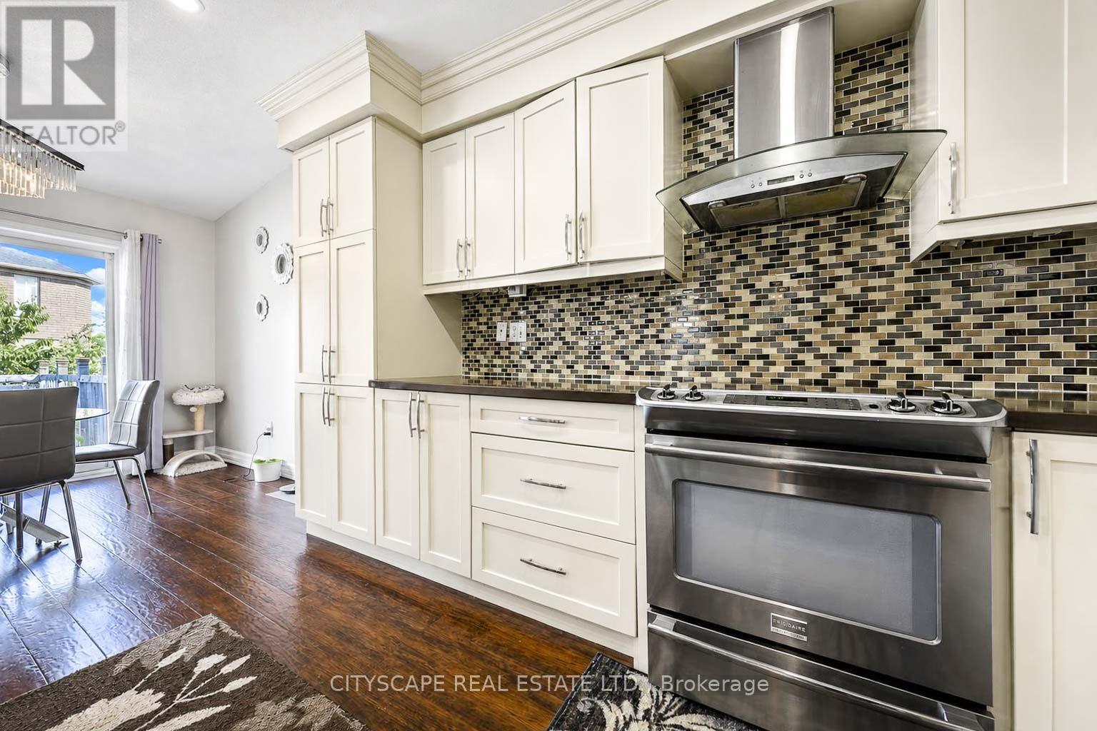 764 Avocado Crescent, Mississauga, ON - Indoor Photo Showing Kitchen With Upgraded Kitchen