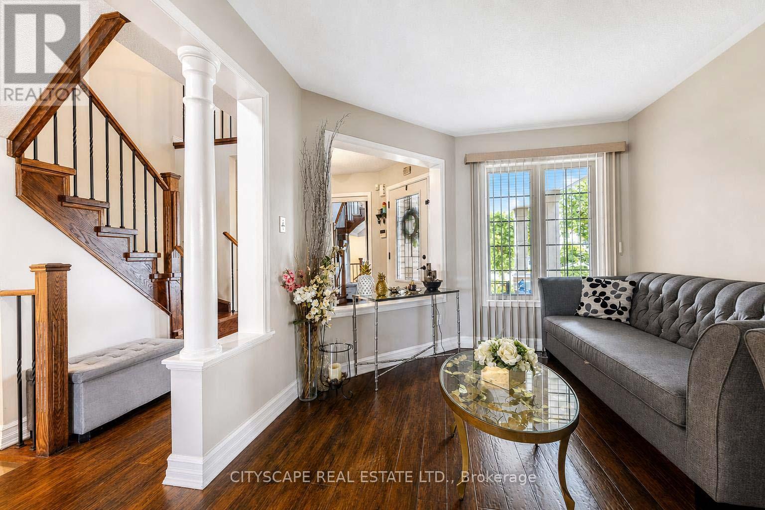 764 Avocado Crescent, Mississauga, ON - Indoor Photo Showing Living Room
