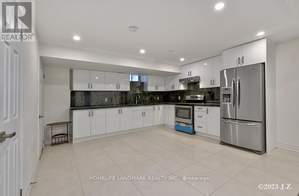 17 Elderslie Crescent, Vaughan, ON - Indoor Photo Showing Kitchen