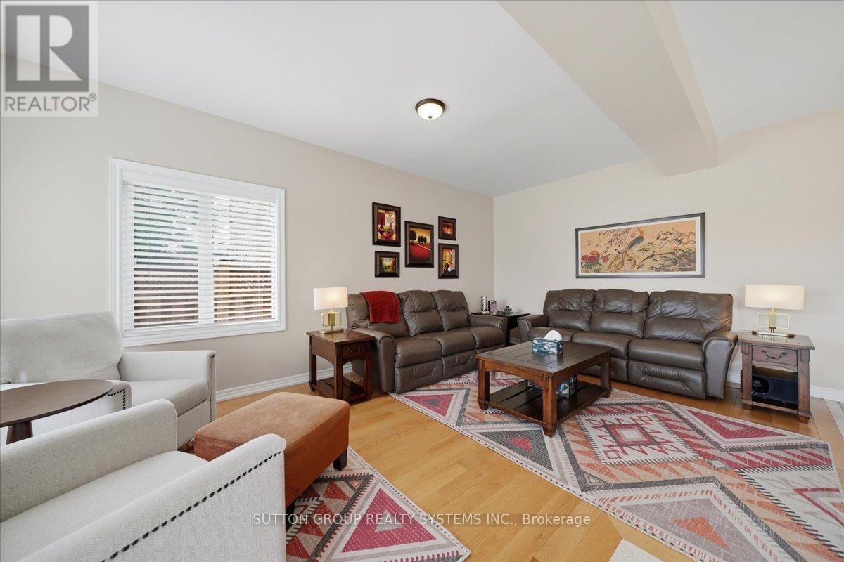 1382 Avon Drive, Mississauga, ON - Indoor Photo Showing Living Room