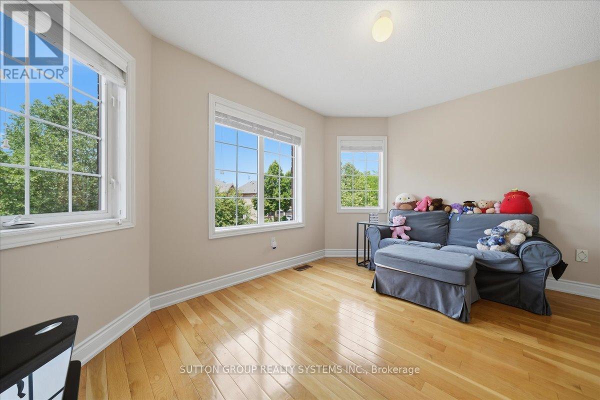 1382 Avon Drive, Mississauga, ON - Indoor Photo Showing Living Room