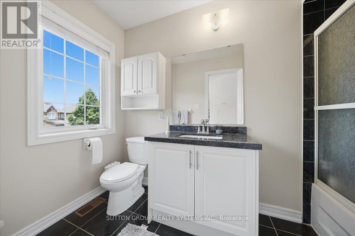 1382 Avon Drive, Mississauga, ON - Indoor Photo Showing Bathroom