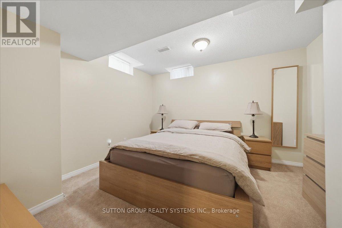 1382 Avon Drive, Mississauga, ON - Indoor Photo Showing Bedroom