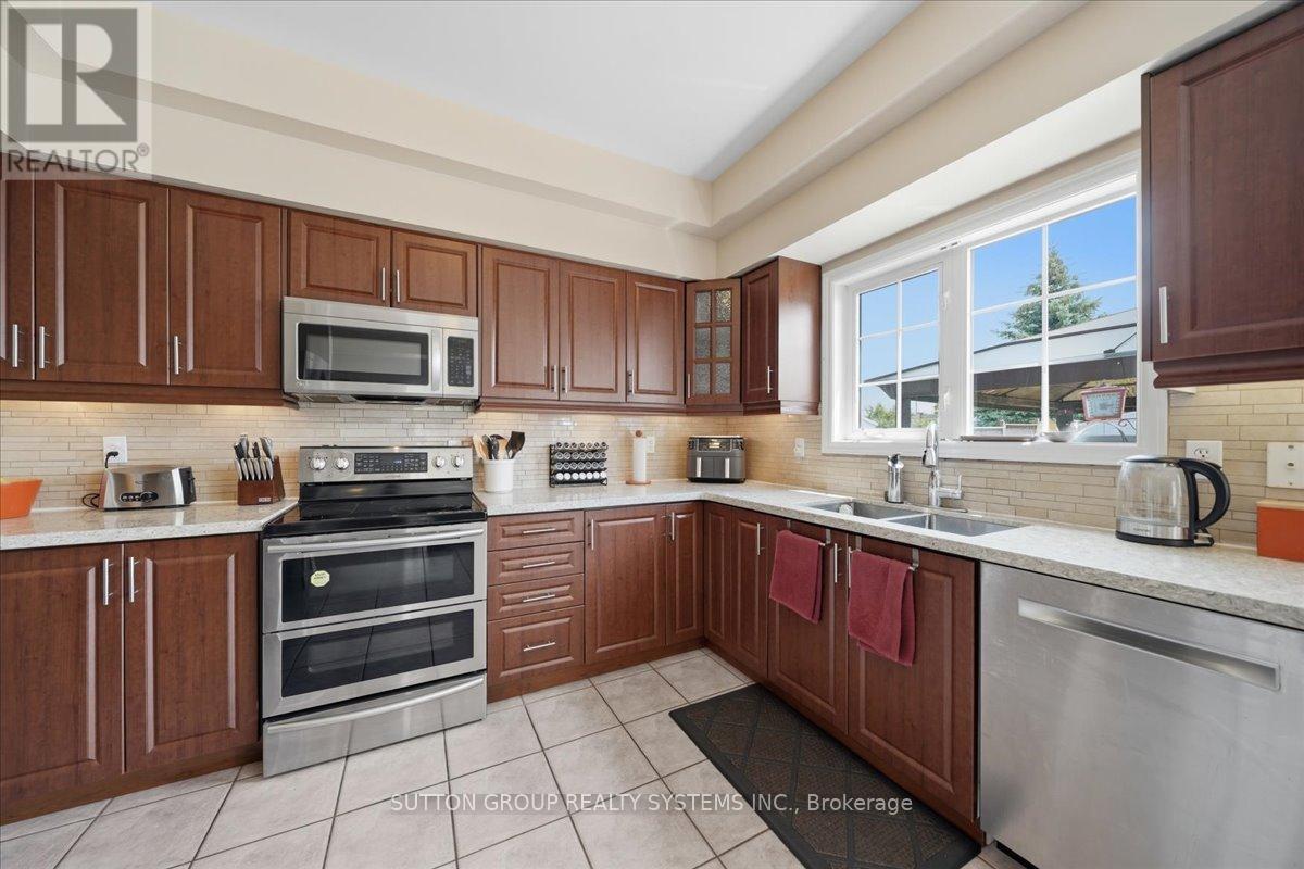 1382 Avon Drive, Mississauga, ON - Indoor Photo Showing Kitchen With Double Sink