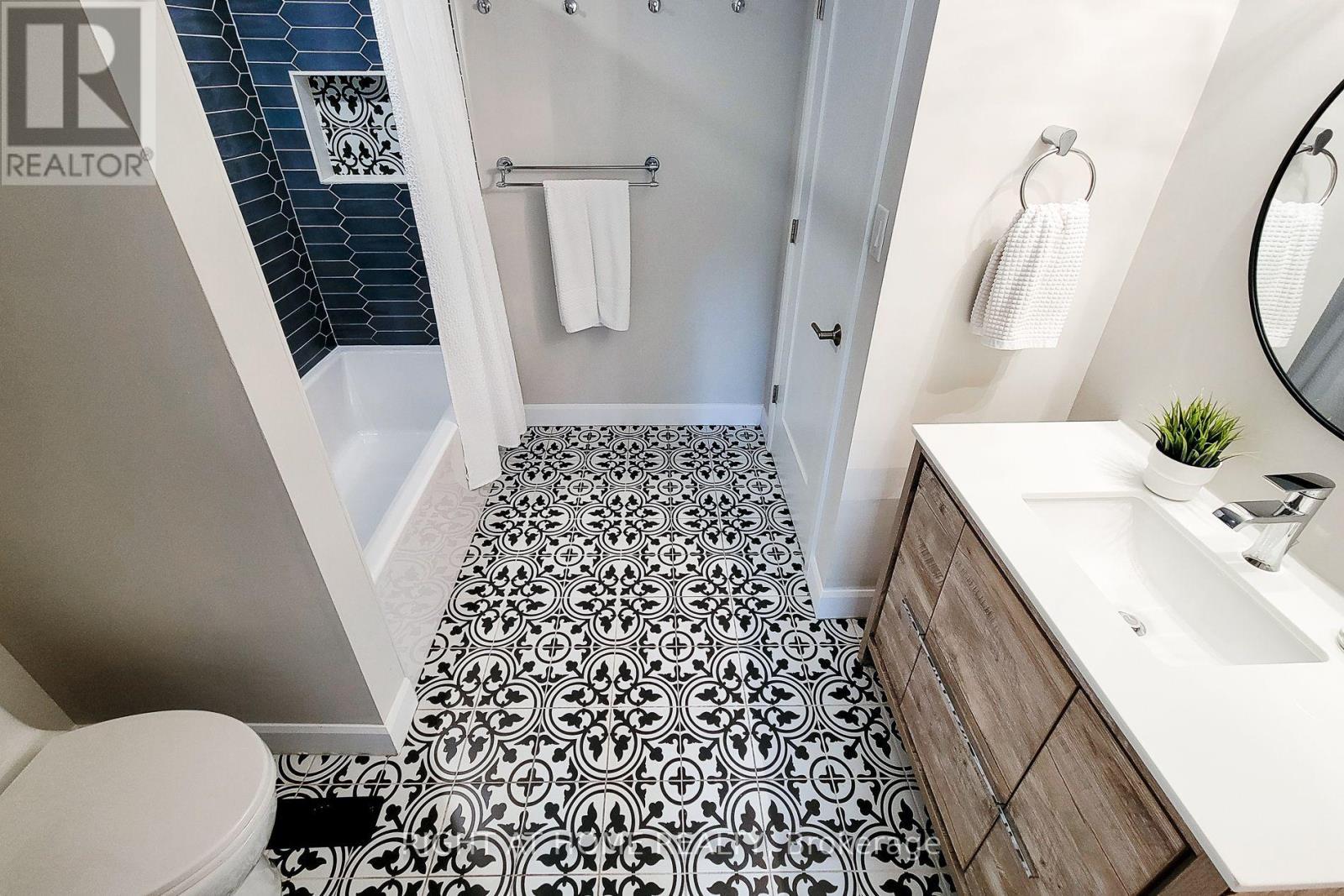 3574 Autumnleaf Crescent, Mississauga, ON - Indoor Photo Showing Bathroom