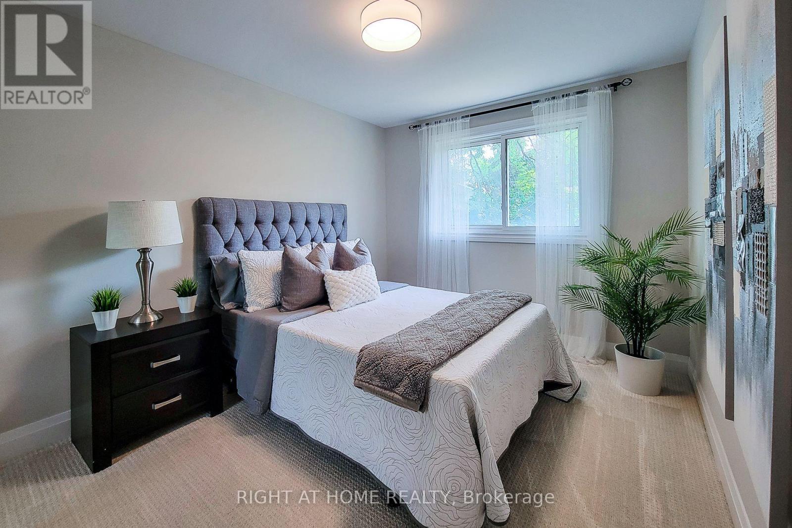 3574 Autumnleaf Crescent, Mississauga, ON - Indoor Photo Showing Bedroom