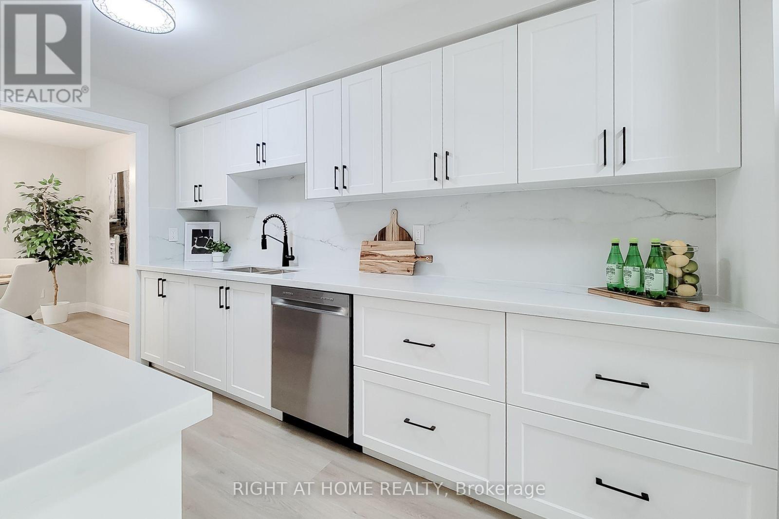 3574 Autumnleaf Crescent, Mississauga, ON - Indoor Photo Showing Kitchen
