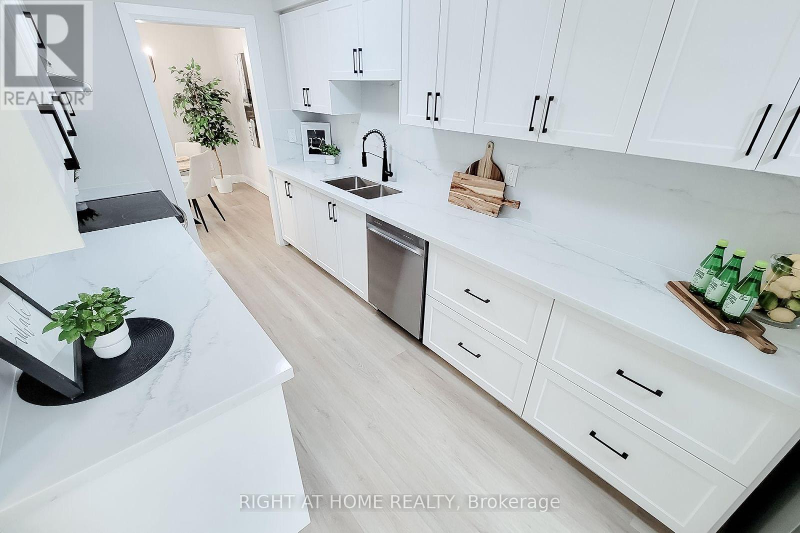 3574 Autumnleaf Crescent, Mississauga, ON - Indoor Photo Showing Kitchen With Double Sink With Upgraded Kitchen