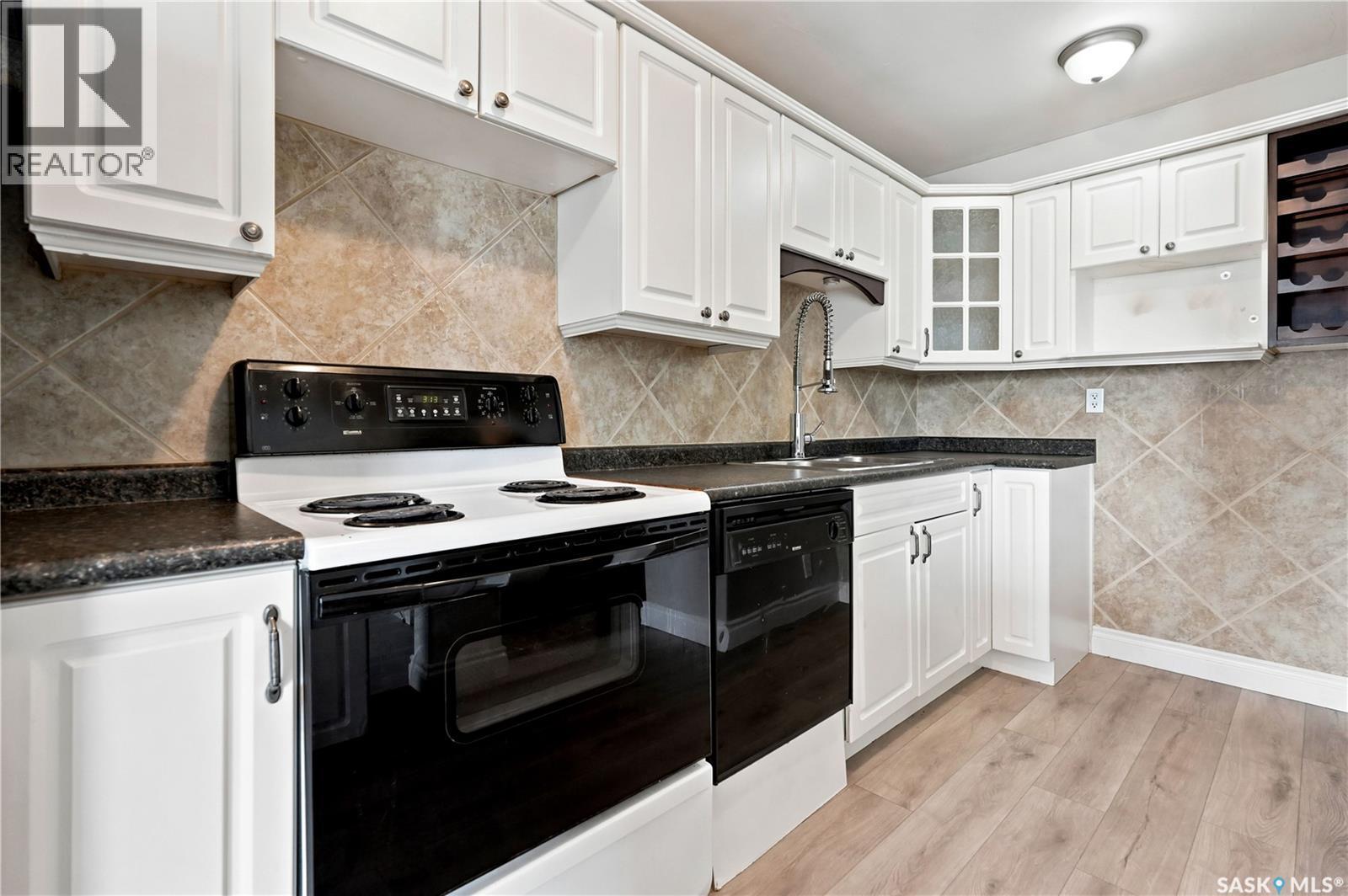 6 1292 Gordon Road, Moose Jaw, SK - Indoor Photo Showing Kitchen With Double Sink