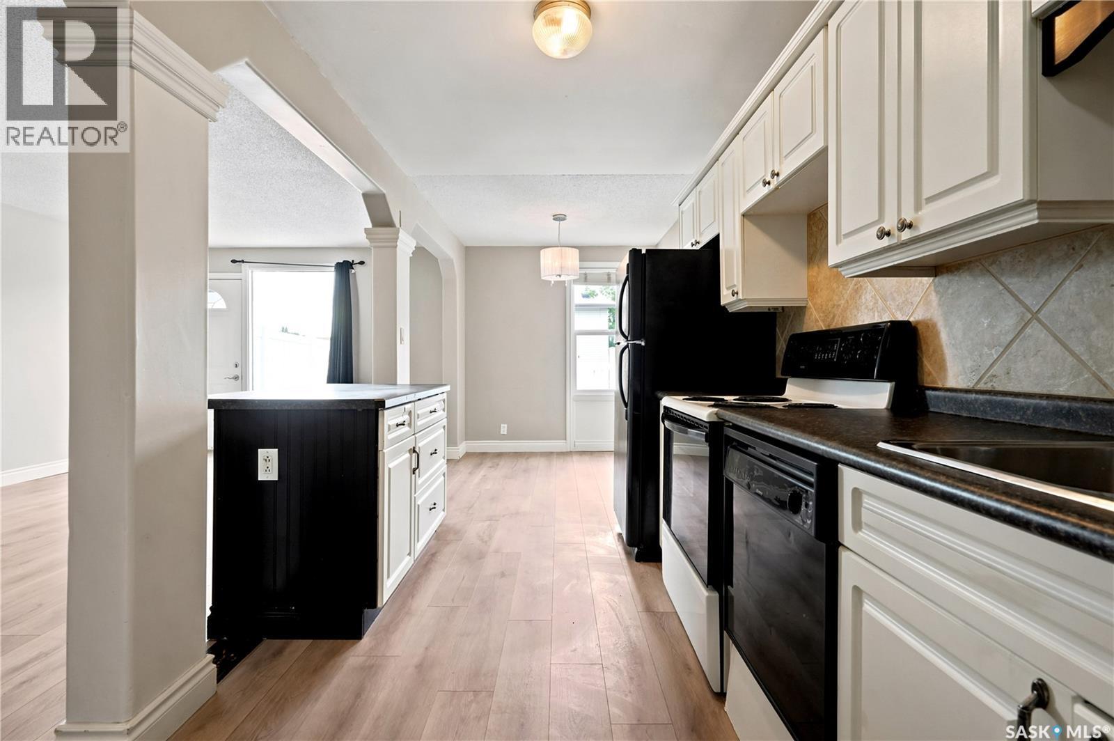 6 1292 Gordon Road, Moose Jaw, SK - Indoor Photo Showing Kitchen