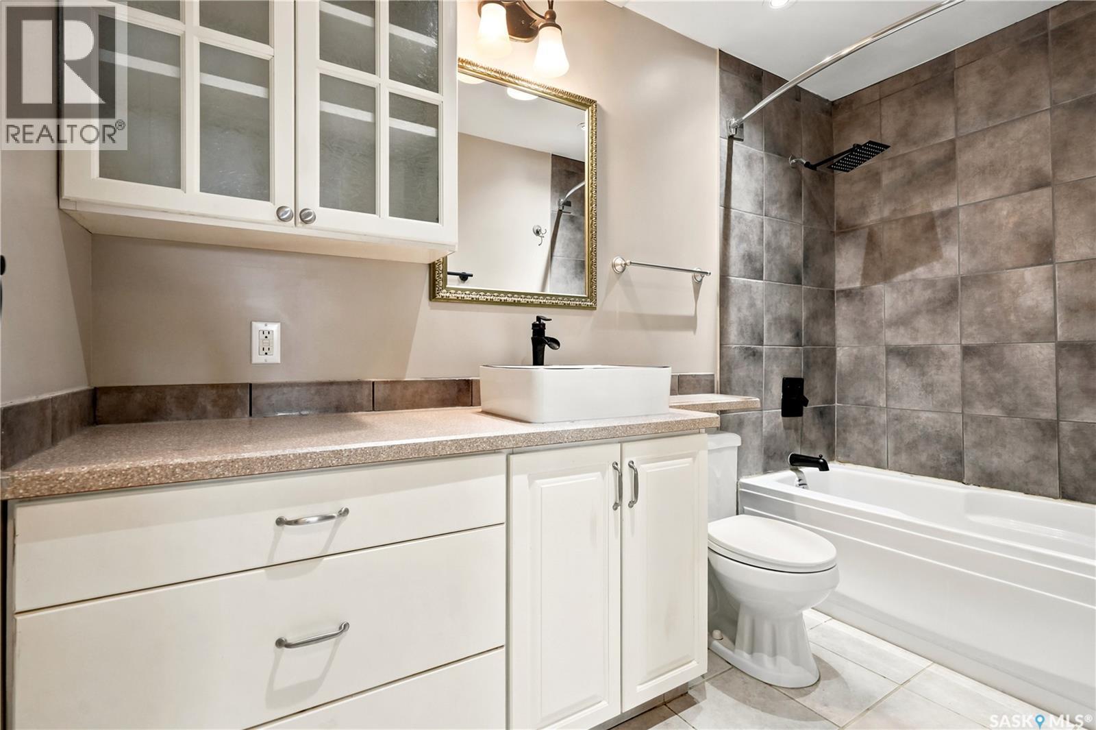 6 1292 Gordon Road, Moose Jaw, SK - Indoor Photo Showing Bathroom