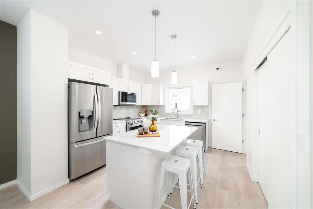 77 Ken Oblik Drive, Winnipeg, MB - Indoor Photo Showing Kitchen With Upgraded Kitchen