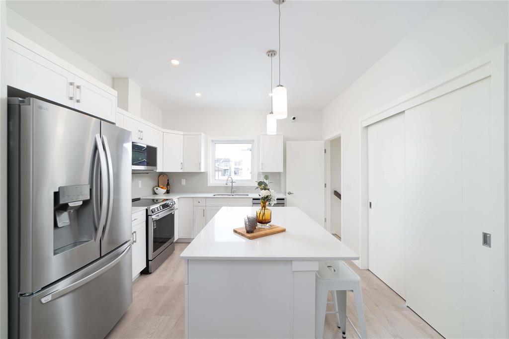 77 Ken Oblik Drive, Winnipeg, MB - Indoor Photo Showing Kitchen With Upgraded Kitchen