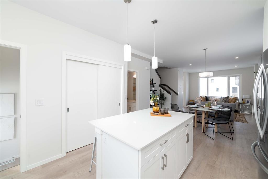 77 Ken Oblik Drive, Winnipeg, MB - Indoor Photo Showing Kitchen