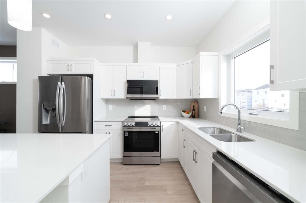 77 Ken Oblik Drive, Winnipeg, MB - Indoor Photo Showing Kitchen With Double Sink With Upgraded Kitchen