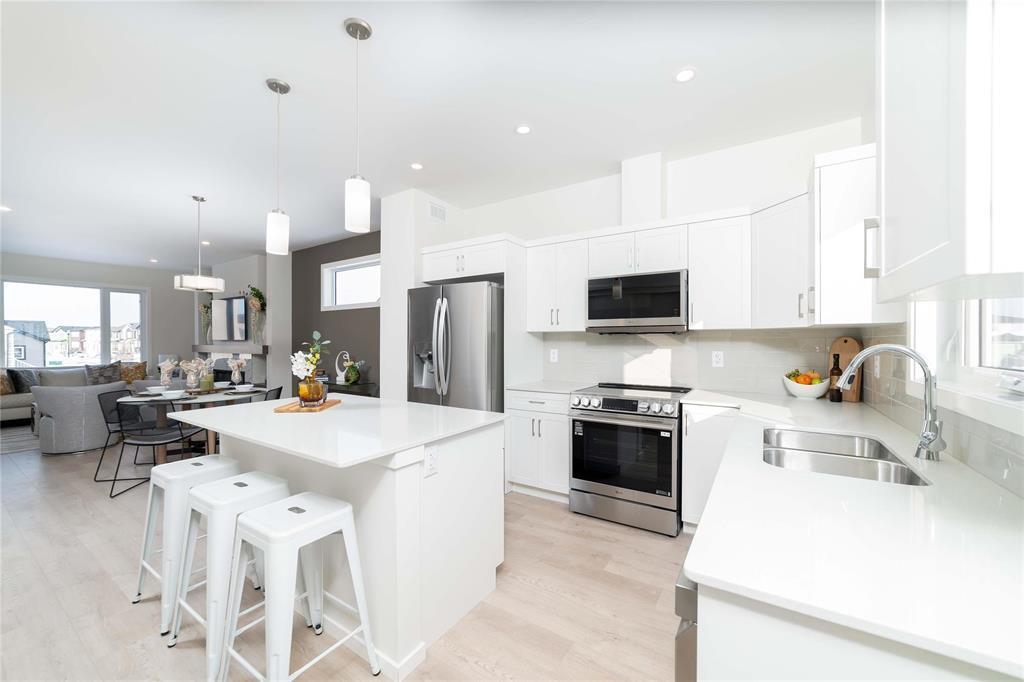 77 Ken Oblik Drive, Winnipeg, MB - Indoor Photo Showing Kitchen With Double Sink With Upgraded Kitchen