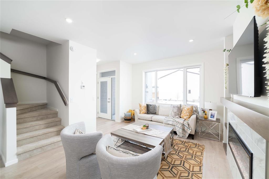 77 Ken Oblik Drive, Winnipeg, MB - Indoor Photo Showing Living Room