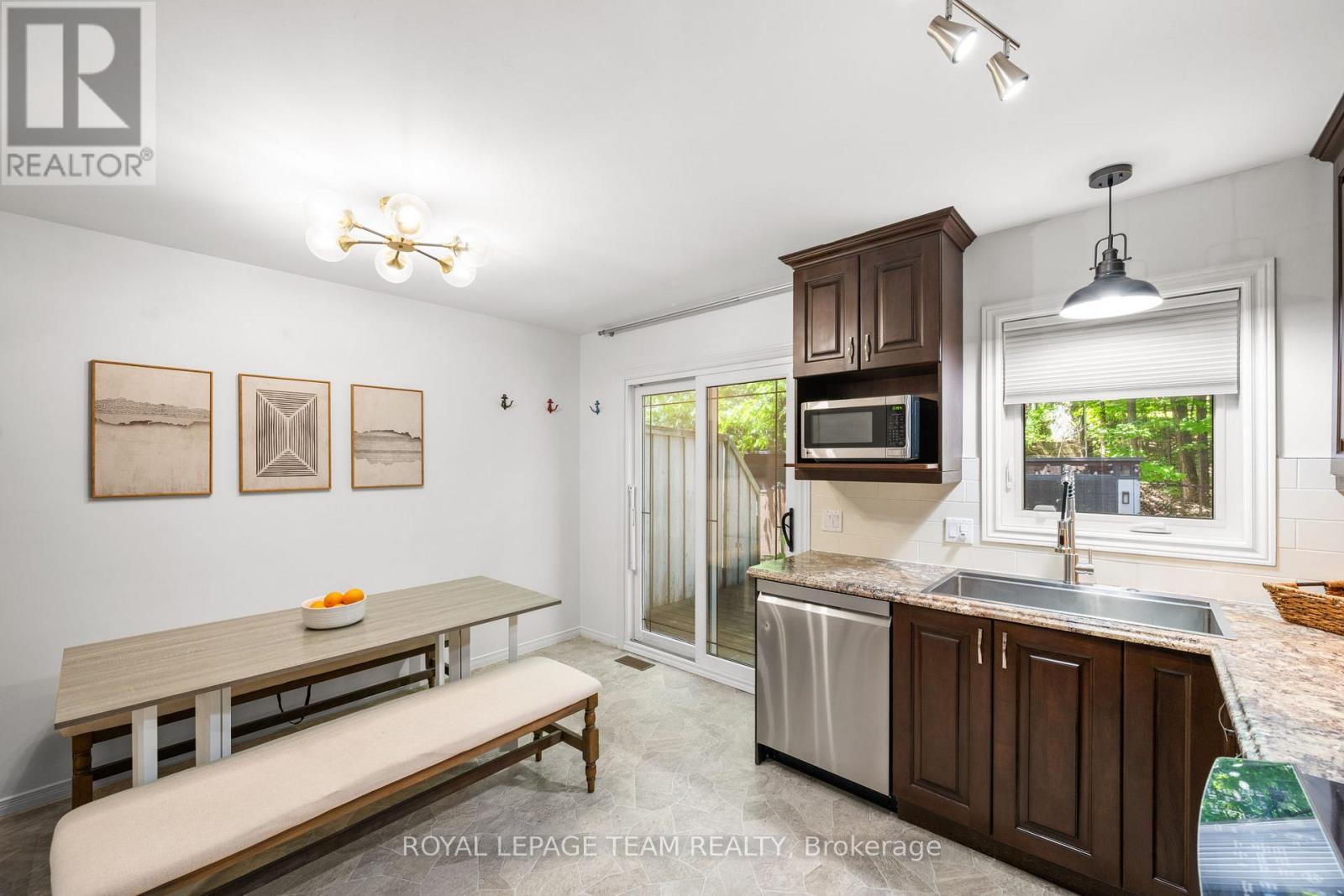 212 Provender Avenue, Ottawa, ON - Indoor Photo Showing Kitchen