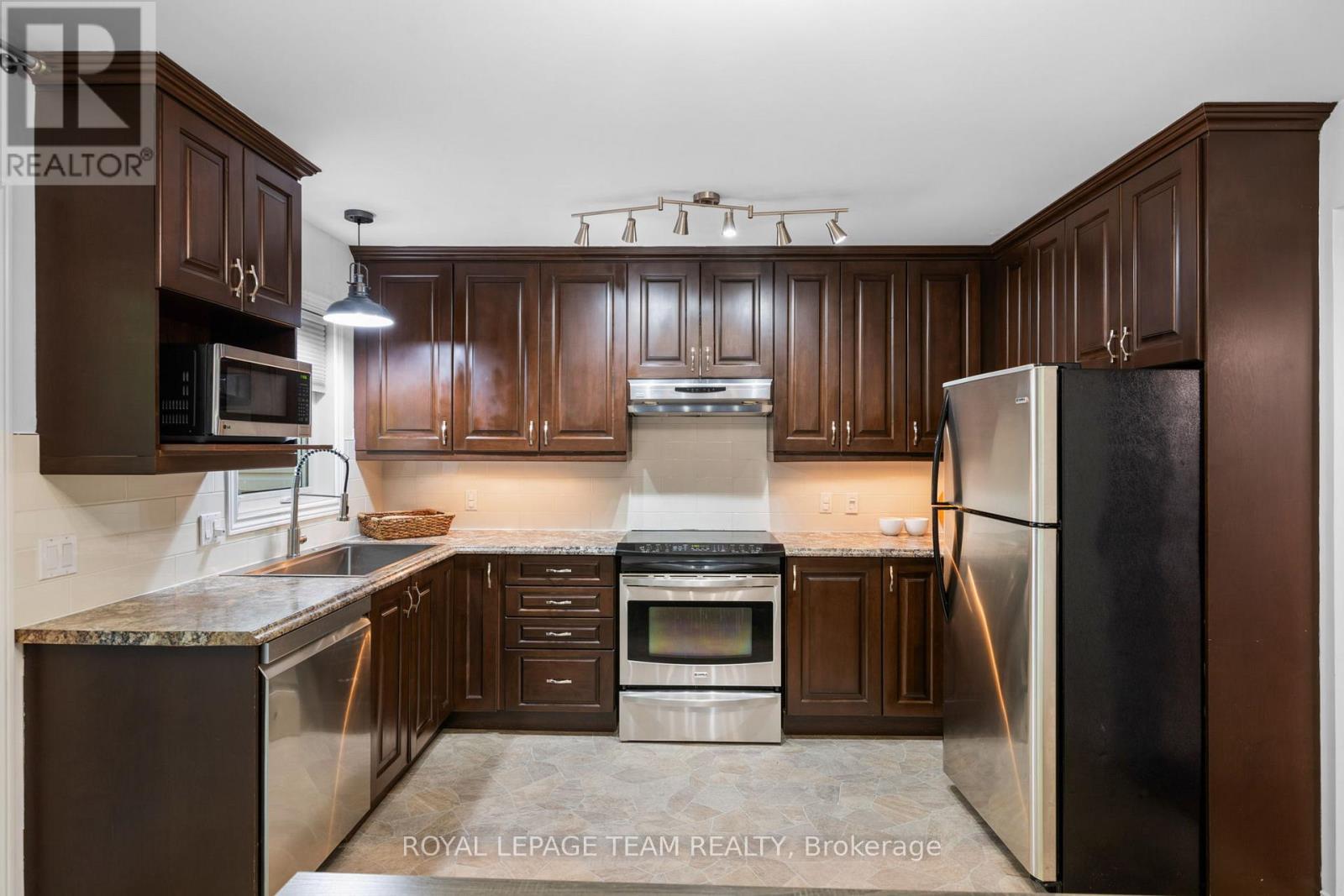 212 Provender Avenue, Ottawa, ON - Indoor Photo Showing Kitchen