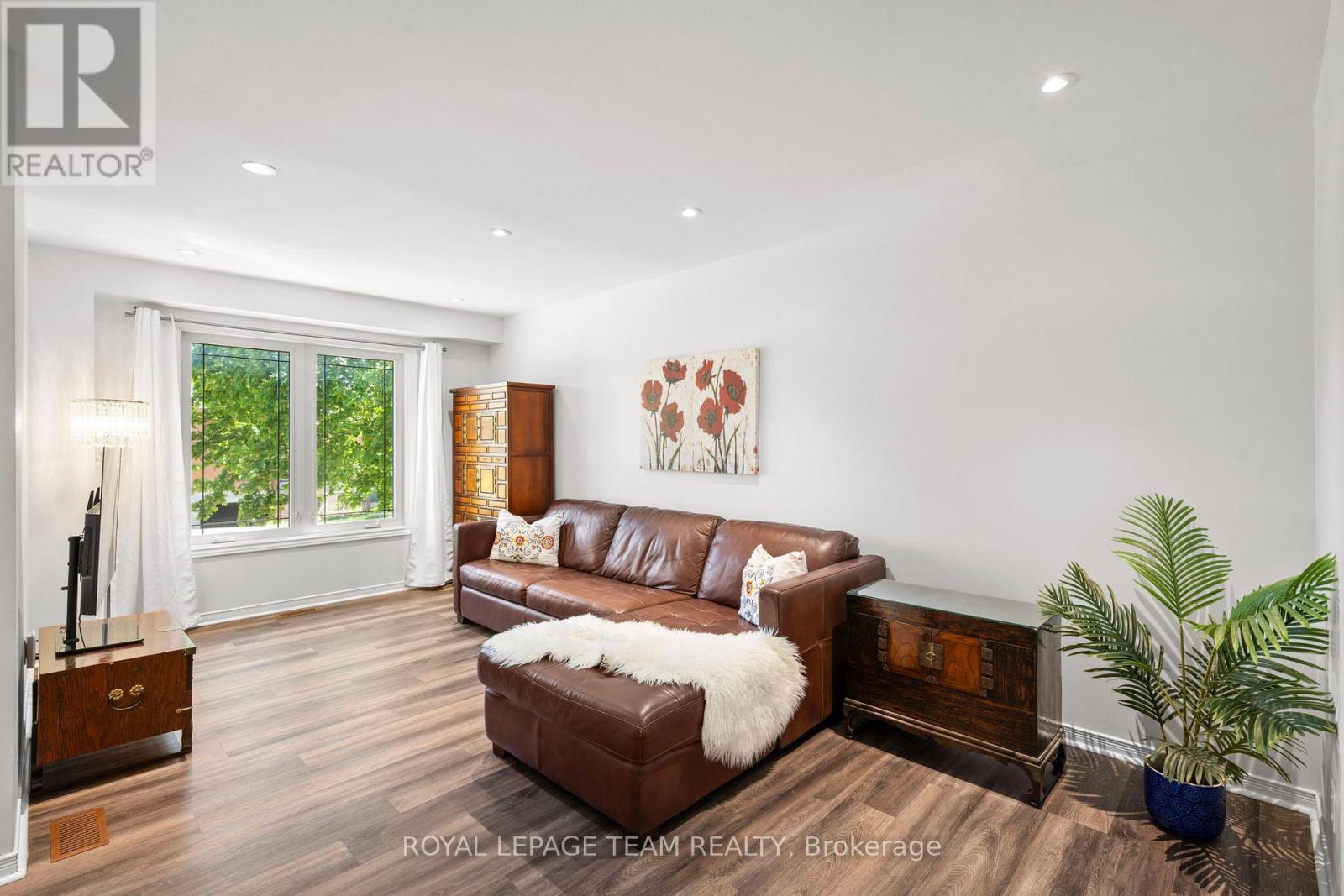 212 Provender Avenue, Ottawa, ON - Indoor Photo Showing Living Room