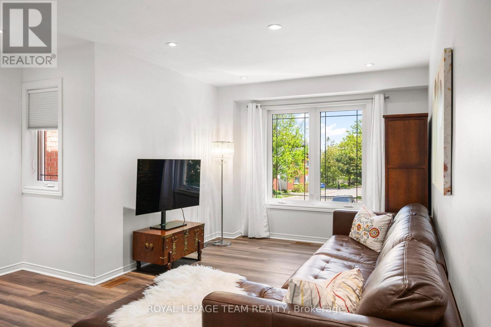 212 Provender Avenue, Ottawa, ON - Indoor Photo Showing Living Room