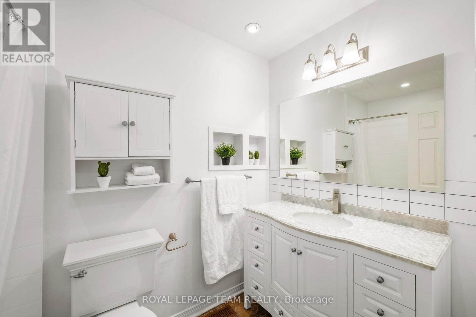 Updated full bathroom on 3rd level - 212 Provender Avenue, Ottawa, ON - Indoor Photo Showing Bathroom