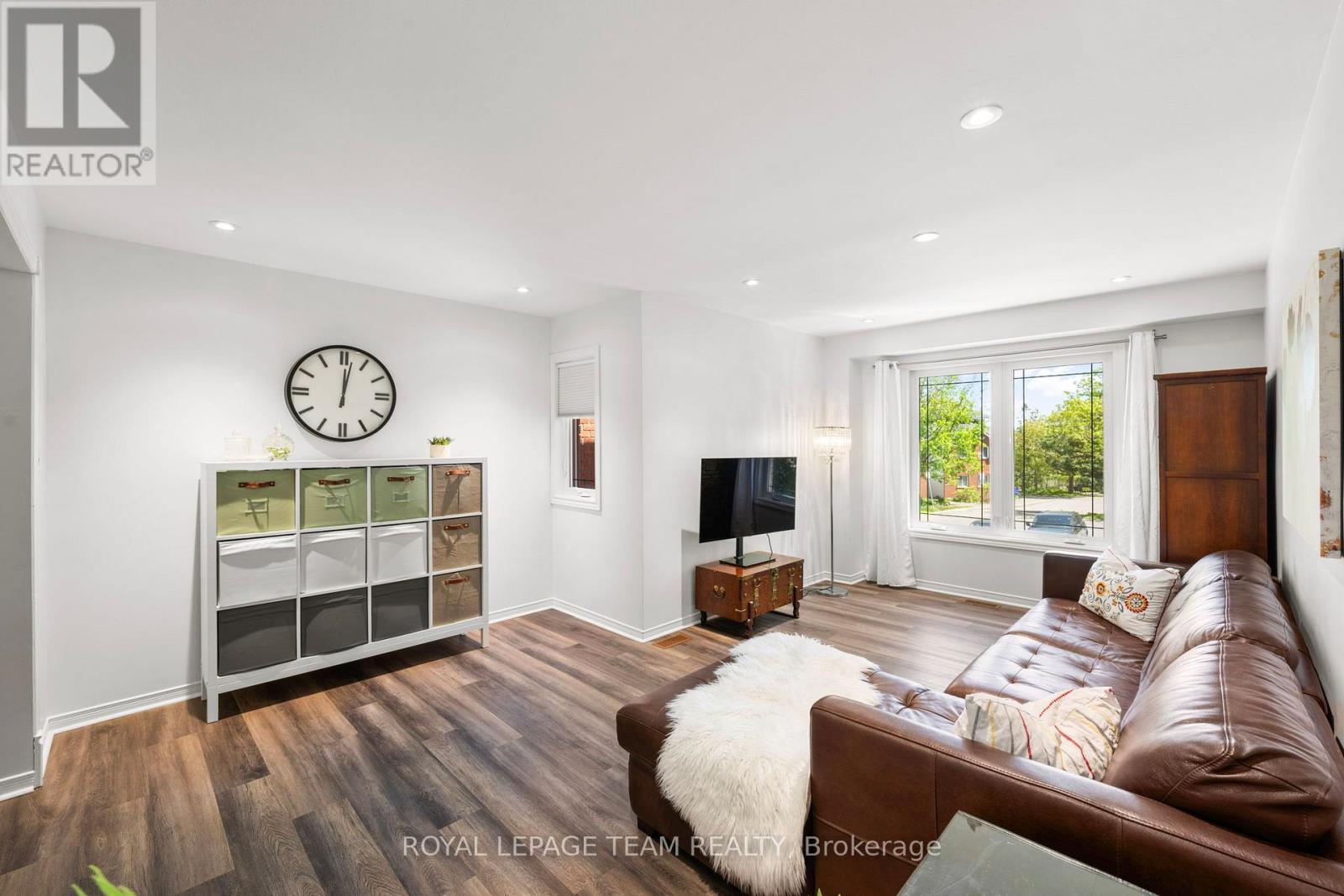 212 Provender Avenue, Ottawa, ON - Indoor Photo Showing Living Room