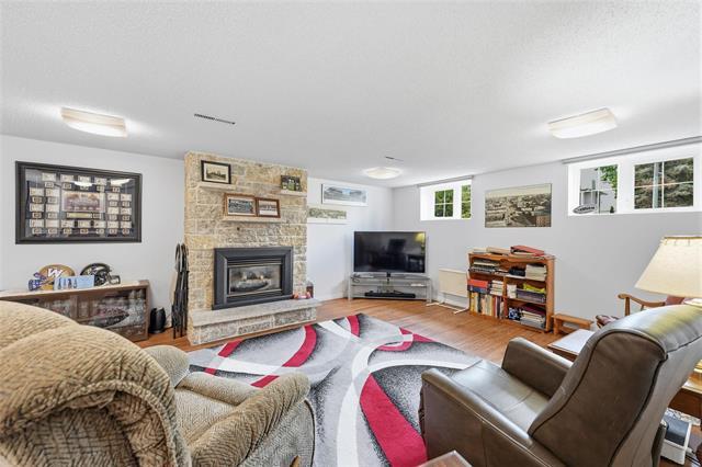 15 Sinnott St, Winnipeg, MB - Indoor Photo Showing Living Room With Fireplace