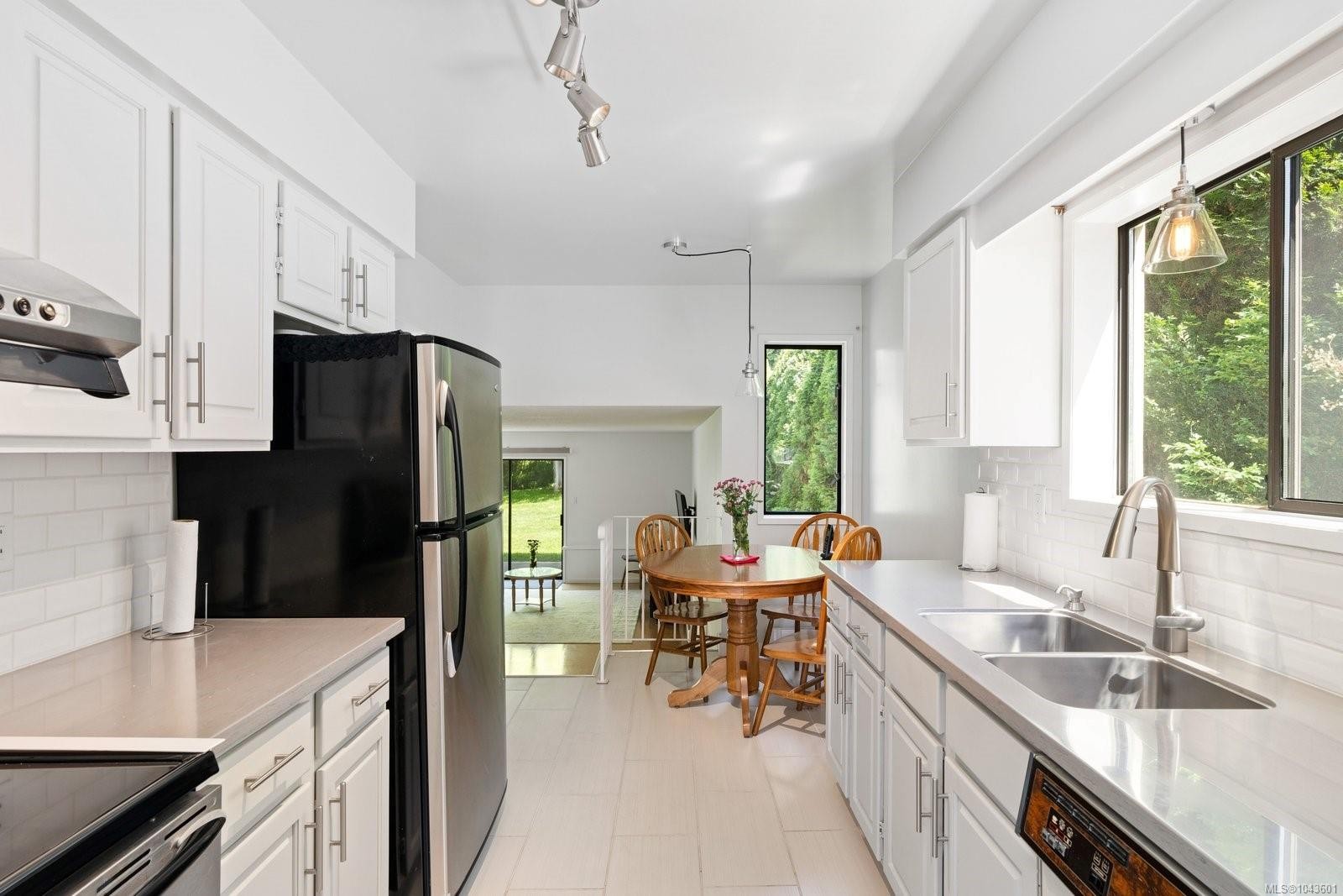 764 Mann Ave, Saanich, BC