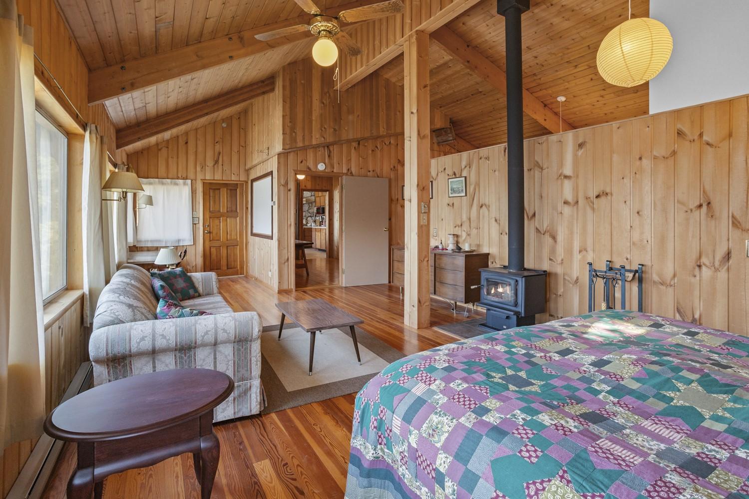 11929 3A Highway, Destiny Bay, BC - Indoor Photo Showing Bedroom