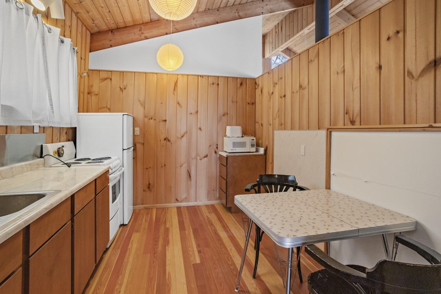 11929 3A Highway, Destiny Bay, BC - Indoor Photo Showing Kitchen