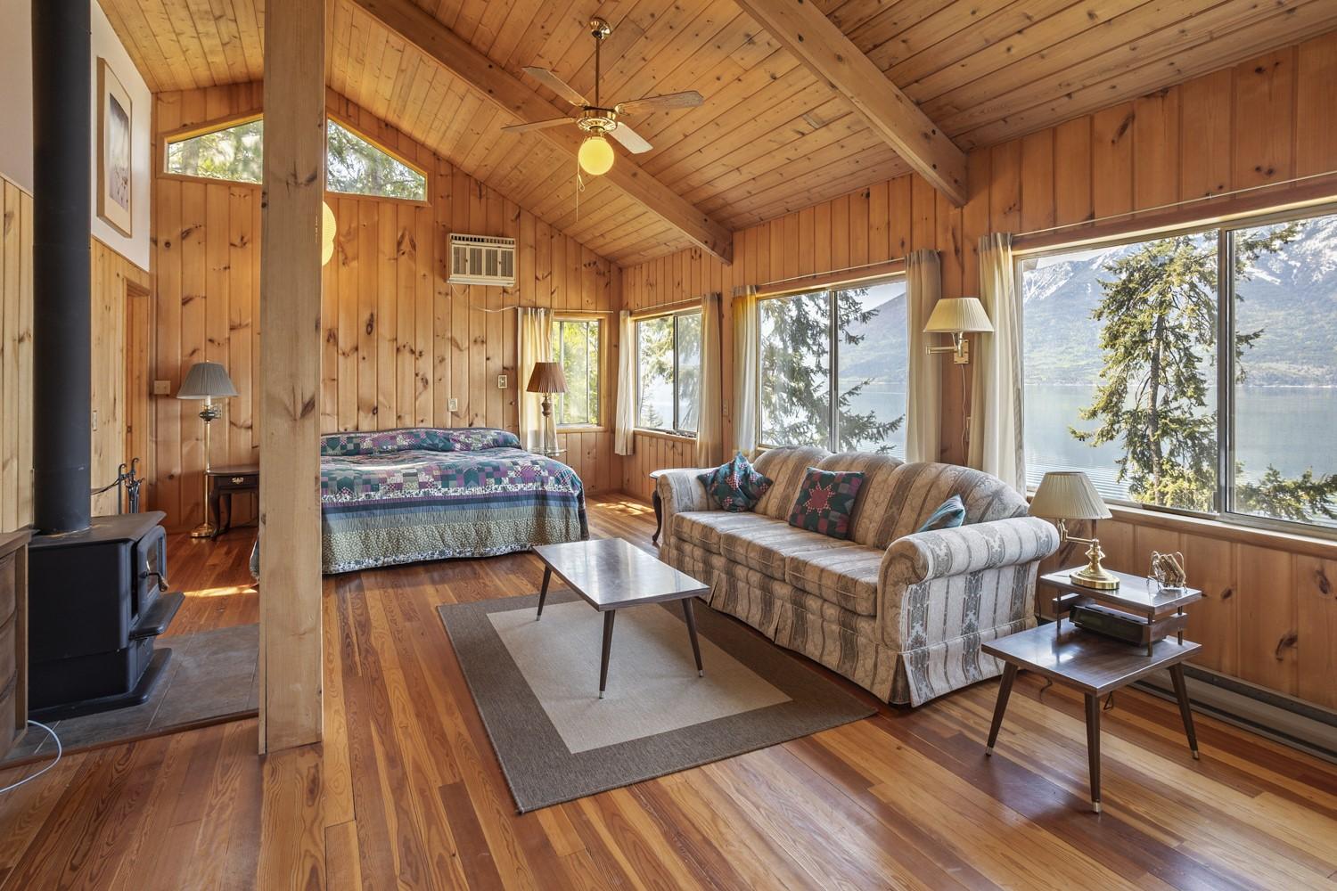 11929 3A Highway, Destiny Bay, BC - Indoor Photo Showing Living Room