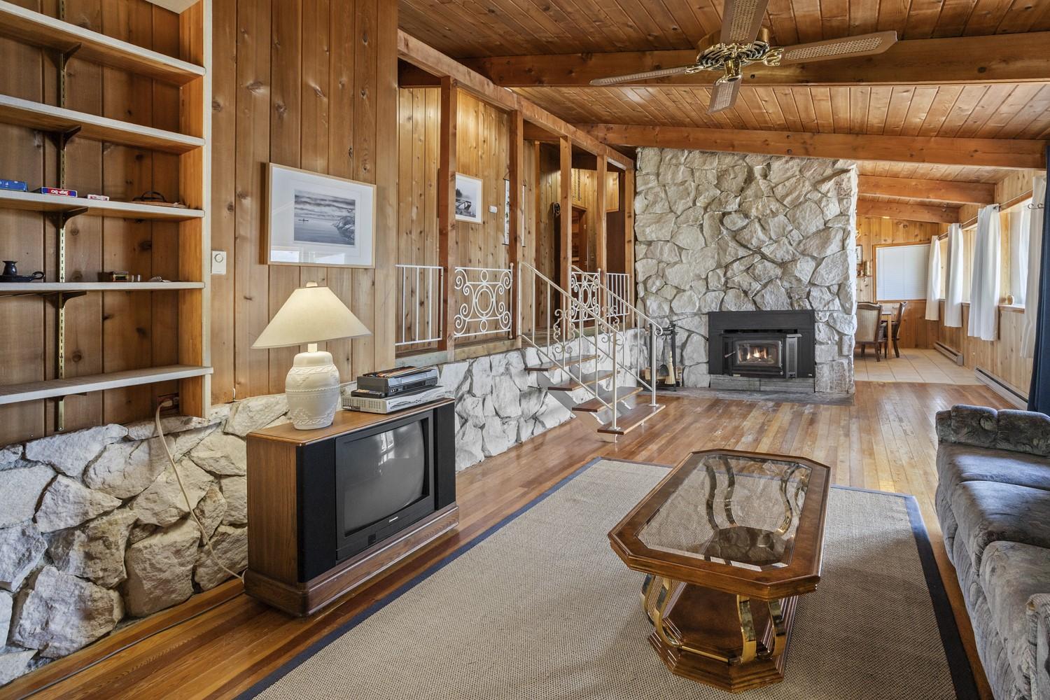 11929 3A Highway, Destiny Bay, BC - Indoor Photo Showing Living Room With Fireplace