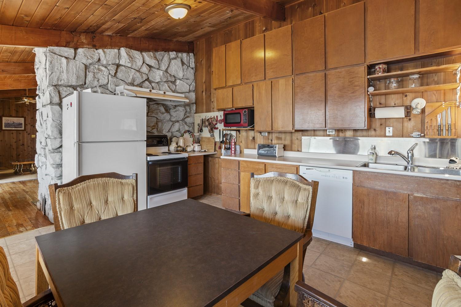 11929 3A Highway, Destiny Bay, BC - Indoor